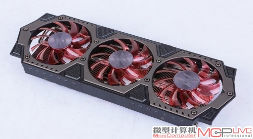 影驰GTX 970 Gamer拥有3个10cm直径风扇，数量上比较占优的，但设计思想可能更侧重静音，所以使用了超薄风扇，风压上还有可能不及一些双风扇系统。